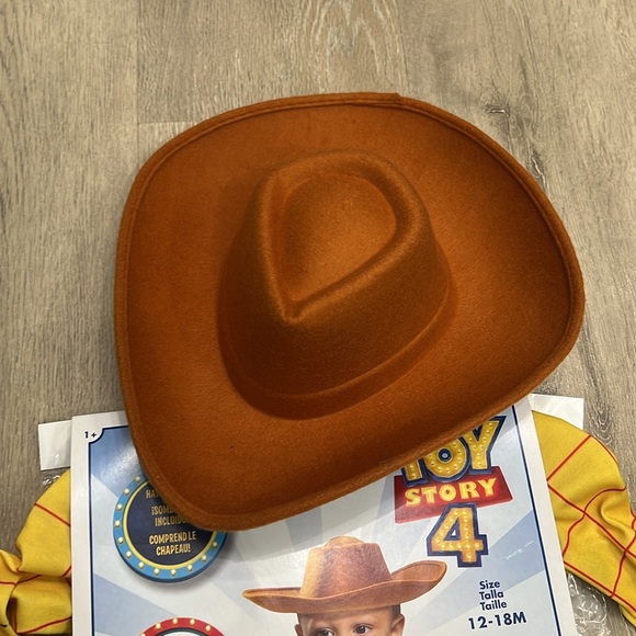 Toy Story Woody 12-18 Months Snap closure with Hat Like New - Picture 3 of 4